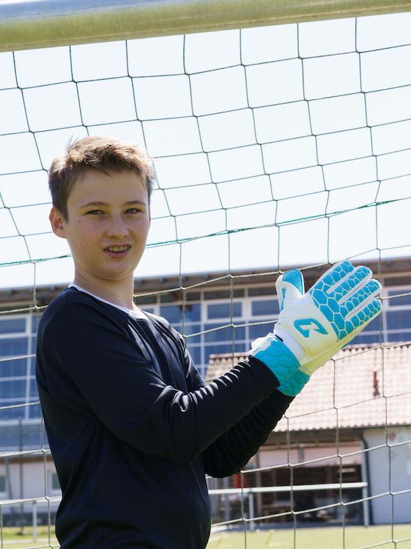 Fly_Protector_Blue_Catch_and_keep_UK_Kids_Goalkeeper_Glove_Finger_Protection_Keeper